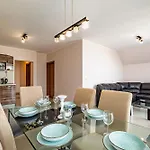 Apartment Luxury 2 Bedroom With Sea View